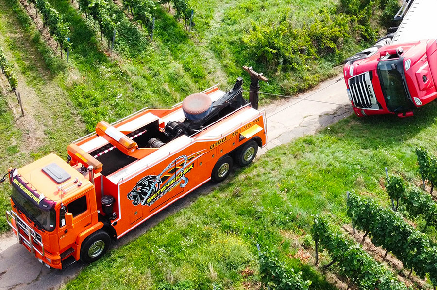 LKW Abschleppdienst Seitenbecher