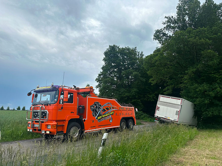 LKW Abschleppdienst Seitenbecher im Einsatzgebiet
