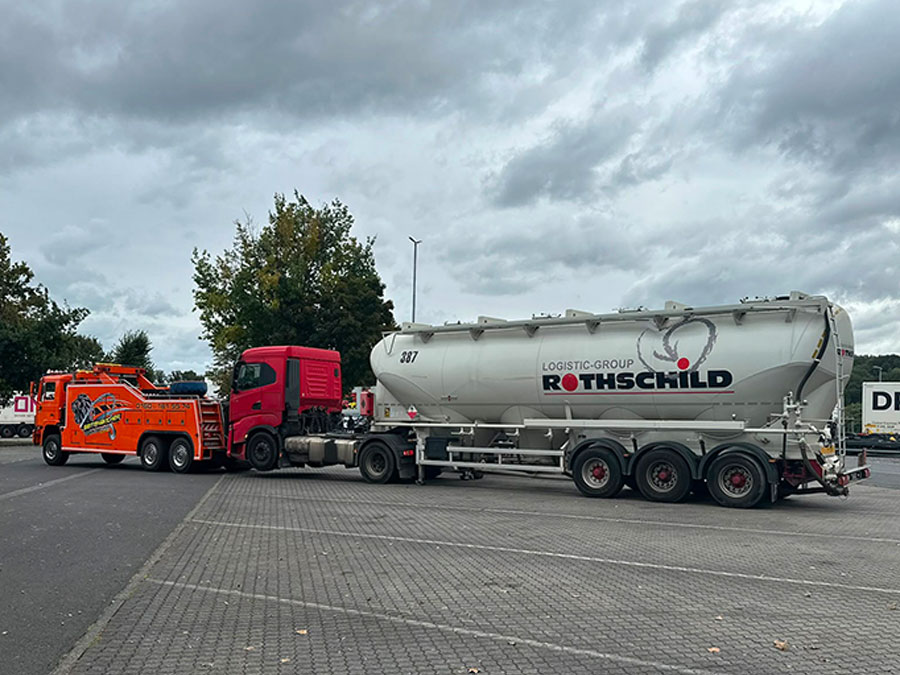 LKW Bergung durch Abschleppdienst Seitenbecher